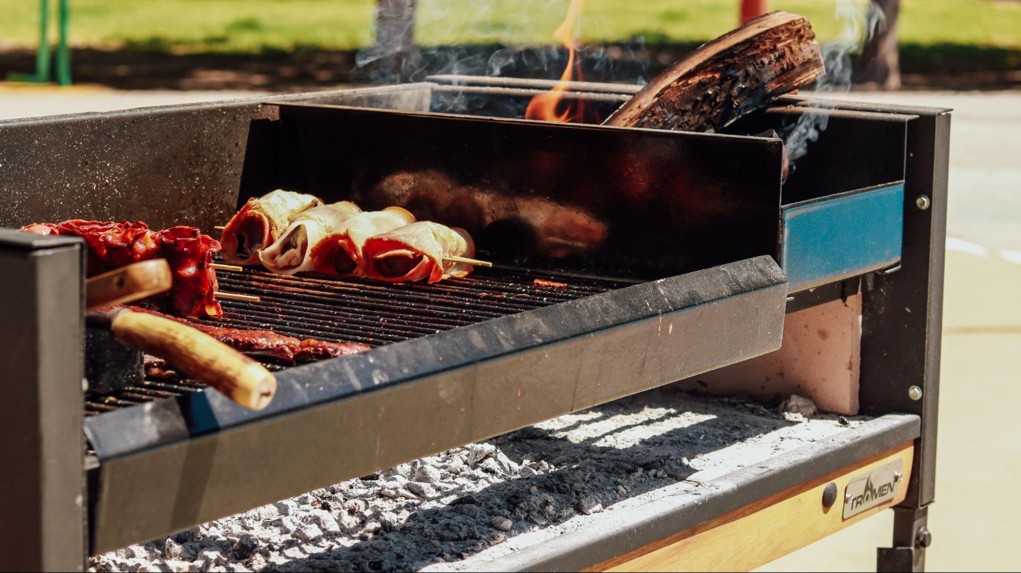 Parrilla a leña haciendo un asado