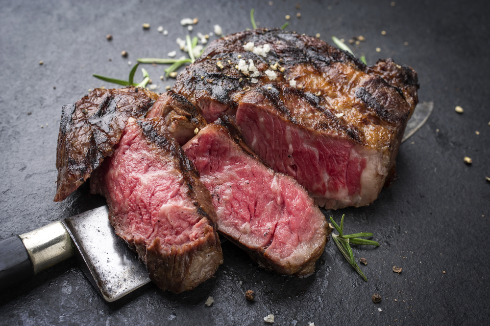 Carne bleu, apenas sellada con una cuchilla debajo