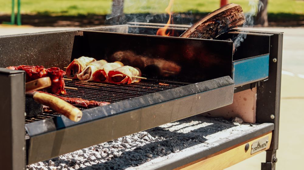 Parrilla a leña con asado