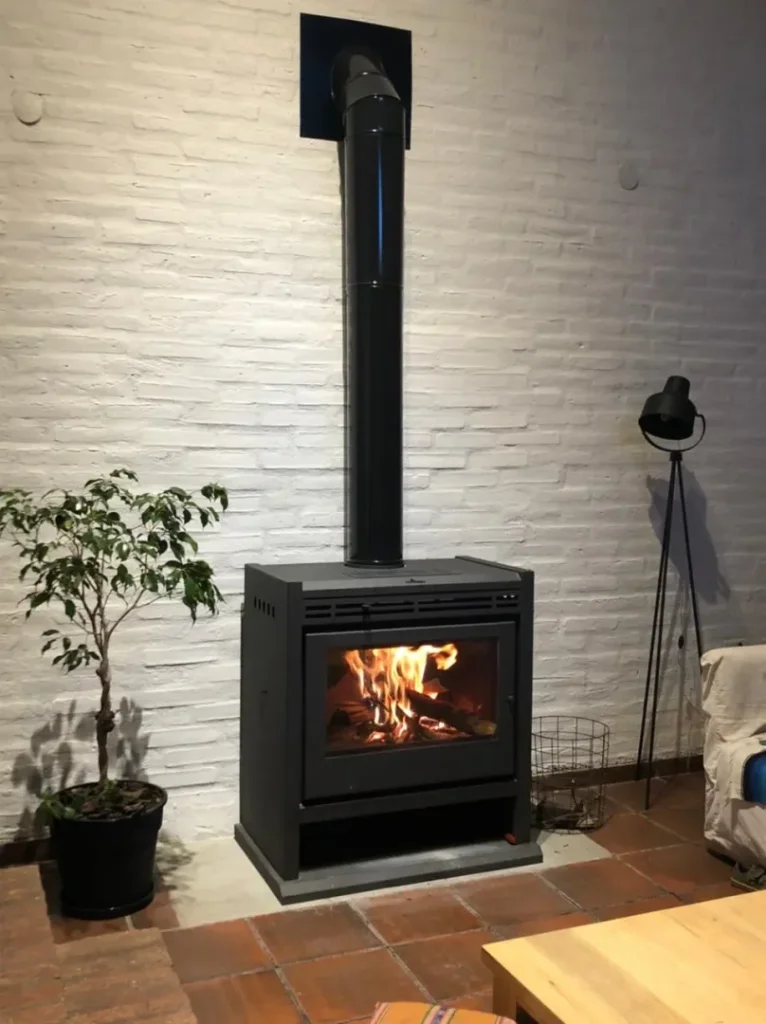 Calefactor a leña en una sala de estar