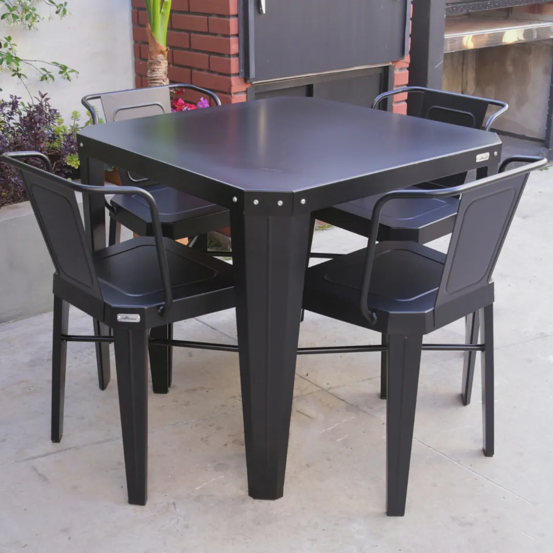 Mesa negra con cuatro Sillas de metal